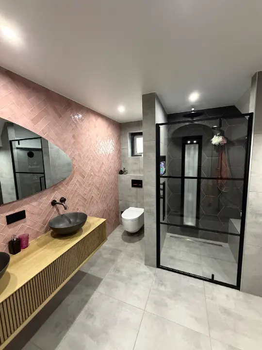Moderne badkamer met warme accenten