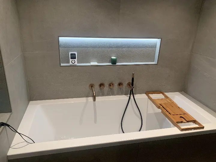 Ligbad met verlichte nis