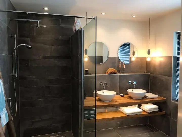 Badkamer met inloopdouche en hout