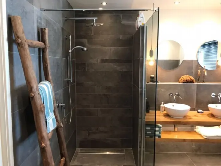 Badkamer met inloopdouche en hout, foto 4