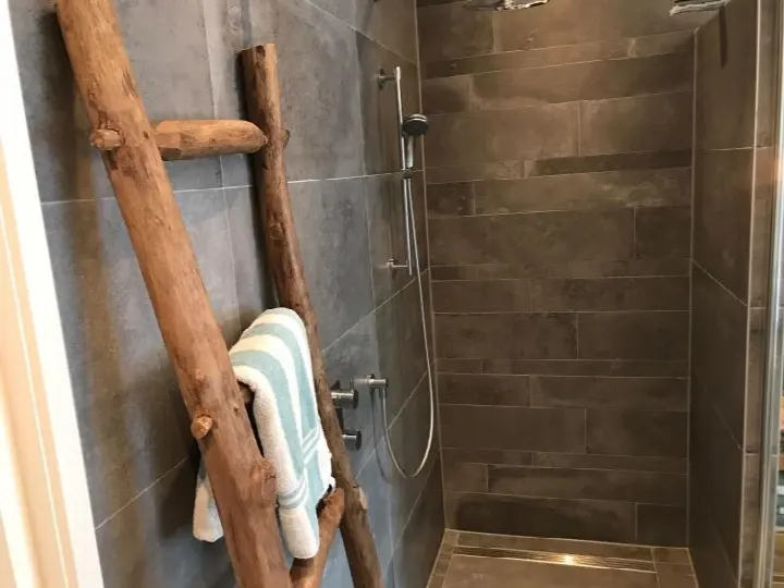 Badkamer met inloopdouche en hout, foto 3
